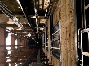 Murió mujer tras desprenderse un ascensor