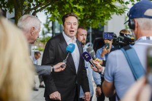 Musk se lanza a competir inteligencia artificial con su empresa X.AI Corp