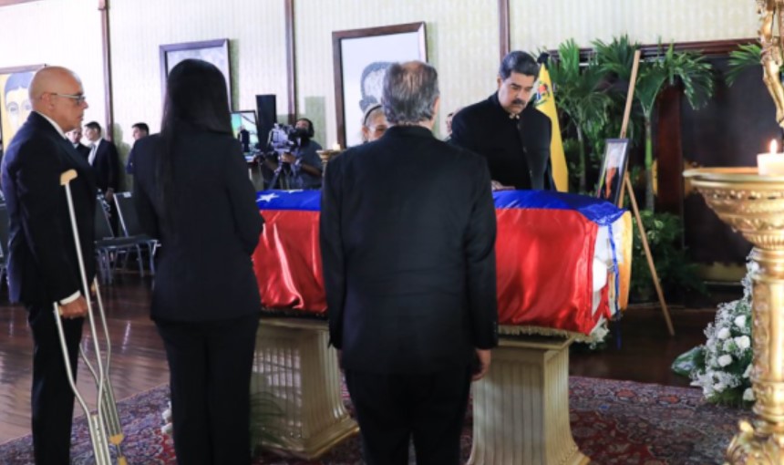 Nicolás Maduro asistió al funeral de Tibisay Lucena