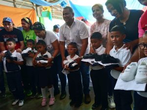 Niños y niñas de Cojedes recibieron dotación de uniformes escolares