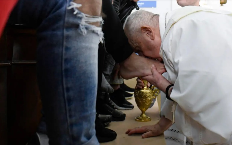 Papa Francisco lava y besa los pies de jóvenes presos en Roma