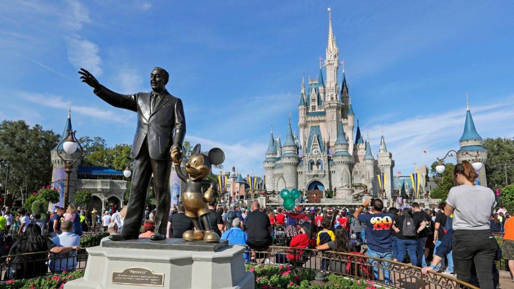 Disney demanda al gobernador de Florida, al que acusa de "venganza" política