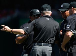 Pelotazo a la cabeza y umpire al hospital
