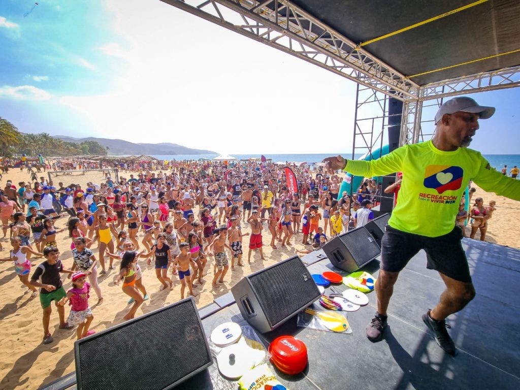 Propios y turistas disfrutan de actividades recreativas en playas de Sucre