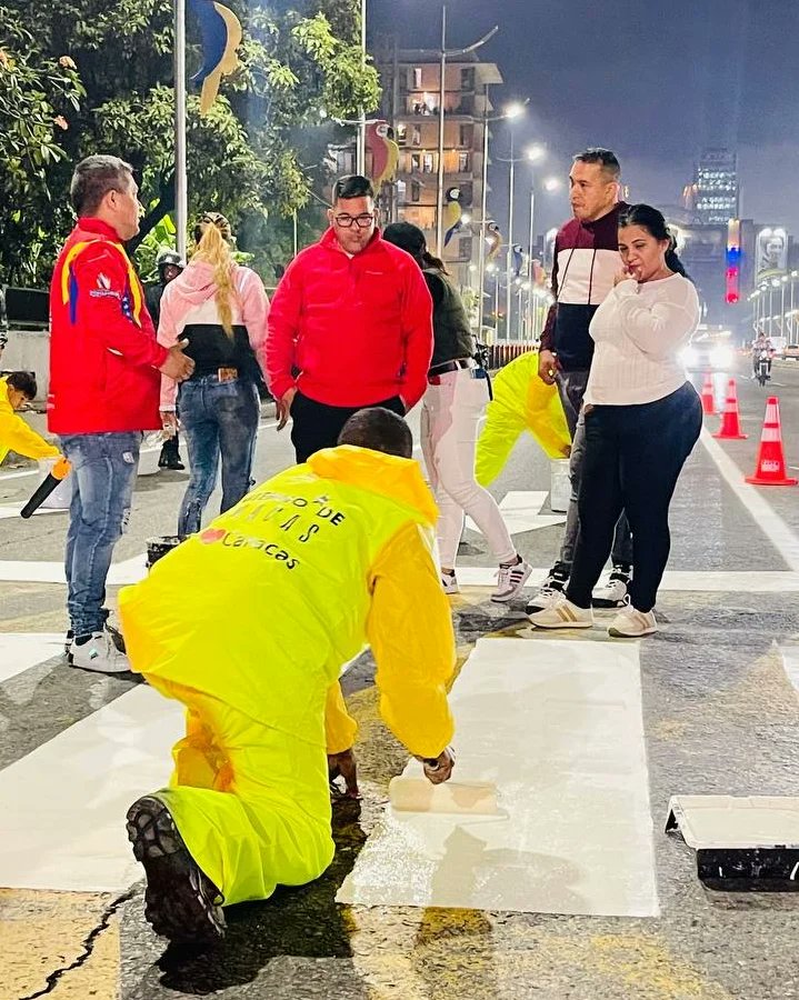 Realizan labores de recuperación y demarcación vial en Avenida Bolívar