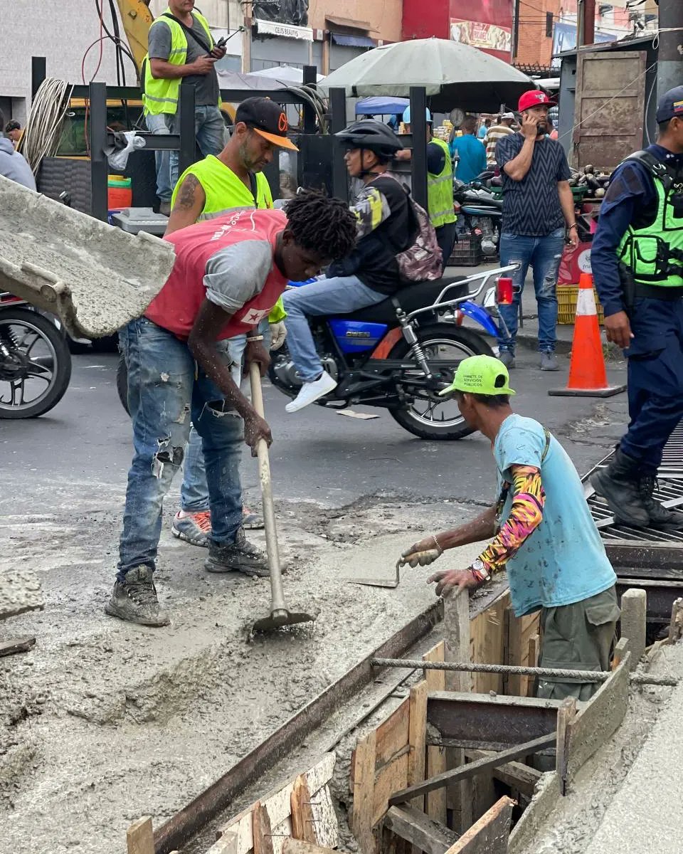 Rehabilitan vía que conecta El Cuartel con Los Flores de Catia