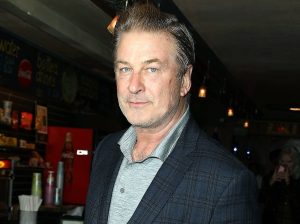 Retiran cargos por homicidio involuntario contra Alec Baldwin