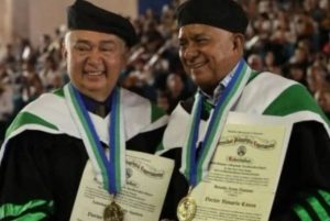 ¡Arpa y cuatro! Reynaldo Armas y Cheo Hurtado reciben doctorado Honoris Causa