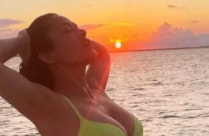 La sensual pose de Salma Hayek con un mini biki