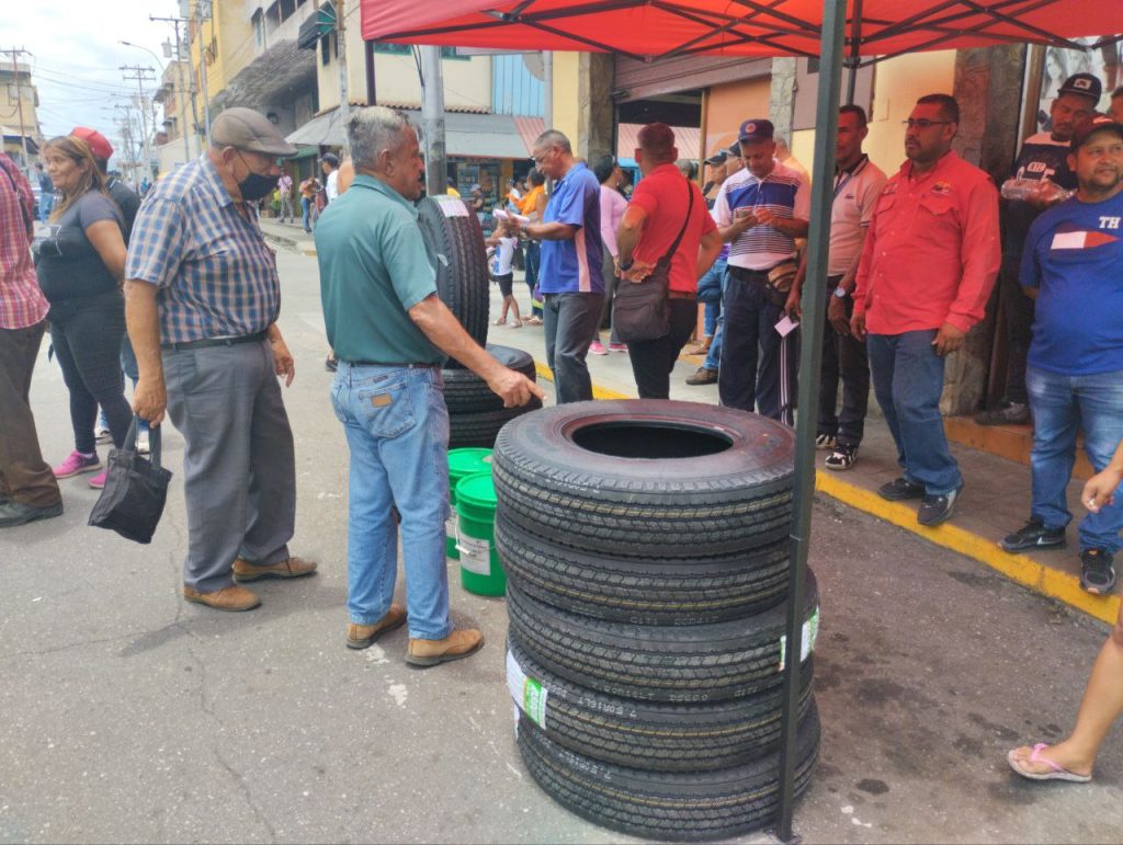 Transportistas ocumareños adquirieron insumos para sus unidades