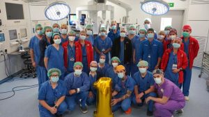 Trasplantan en España un pulmón con un robot 