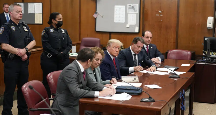 Trump deja tribunal después de lectura de cargos