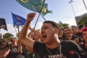 Uruguayos se paran en protesta contra reforma jubilatoria