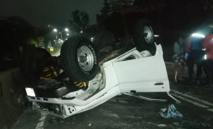 Una pareja resultó muerta y dos heridos en un volcamiento en la Carretera Panamericana