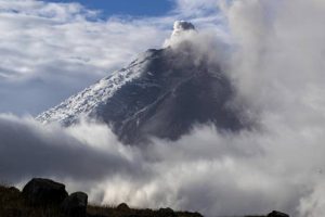 Volcán Cotopaxi mantiene actividad constante en Ecuador