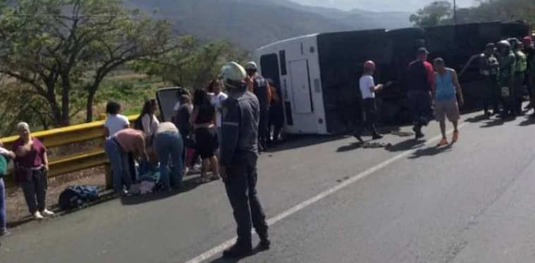 Volcamiento de un bus deja 9 heridos en la Autopista Regional del Centro