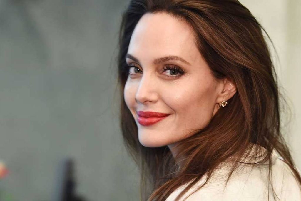 Angelina Jolie estaría saliendo con un millonario parecido a Brad Pitt