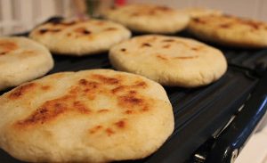 Expertos aseguran que la arepa no es venezolana ni colombiana
