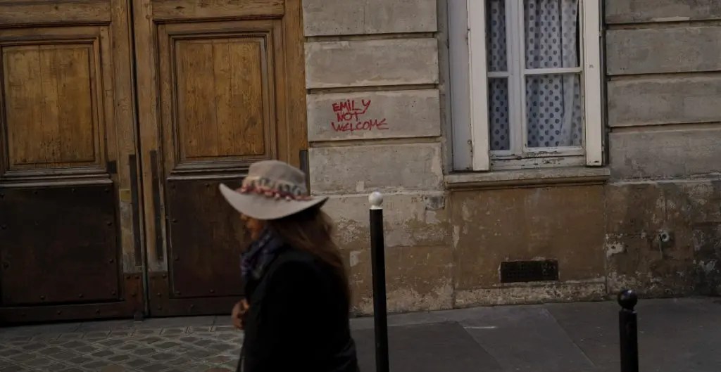 Vecinos del barrio donde grabaron Emily en Paris repugnan la fama que le dio la serie al lugar