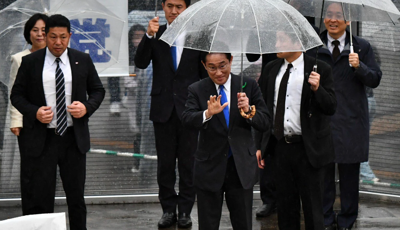 Evacuado primer ministro japonés tras explosión en un mitin político