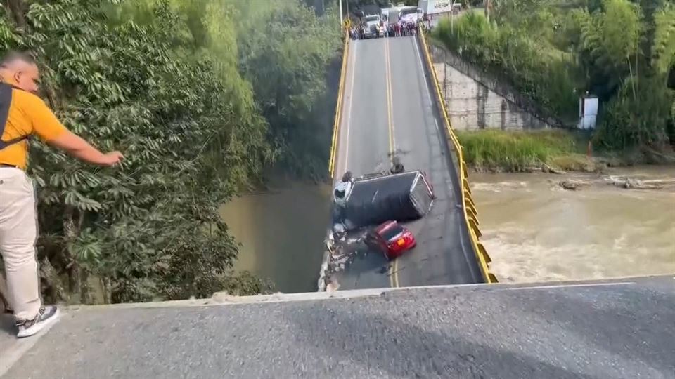 Colombia baraja el atentado en el derrumbe de puente que dejó dos policías muertos