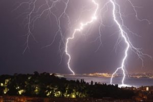 Mueren varias personas en Colombia tras recibir el impacto de un rayo