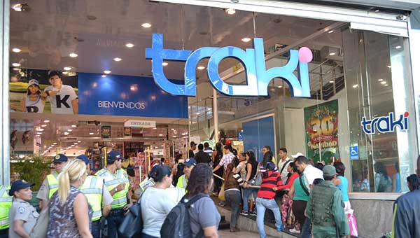 Miembros de la comunidad LGBTI+ denuncian que sufrieron discriminación en una tienda Traki de Sabana Grande