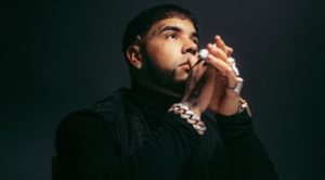 Anuel pierde el control de su moto en medio de un concierto