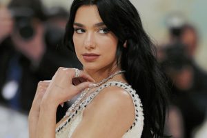 Dua Lipa presentó "La Vacanza", su colección de moda