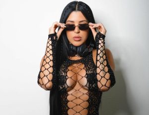 Es negro, es transparente, es el traje abusador de Rosita que te pondrá cochina la mente