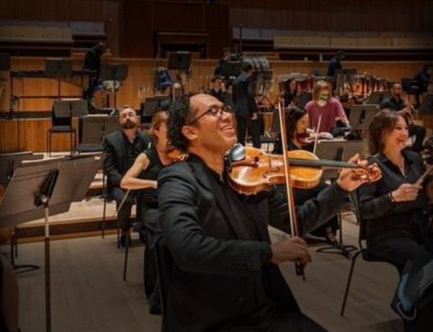 Violinista venezolano Juan González tocó en la coronación de Carlos III ????????