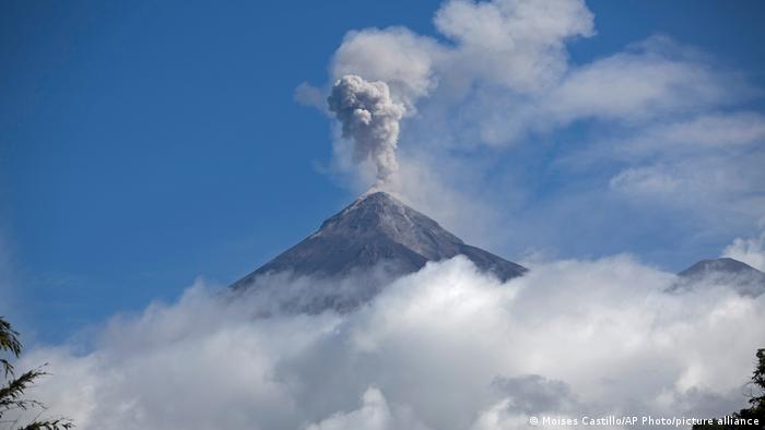 Autoridades de Guatemala mantiene evacuaciones ante erupción de volcán