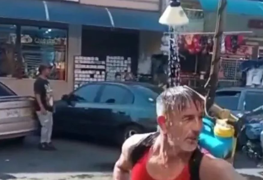 Un un ingenioso hombre de Barinas la muestra para combatir el calor