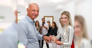 Alcalde brasileño de 65 años se lanzó al agua con una jovencita de 16