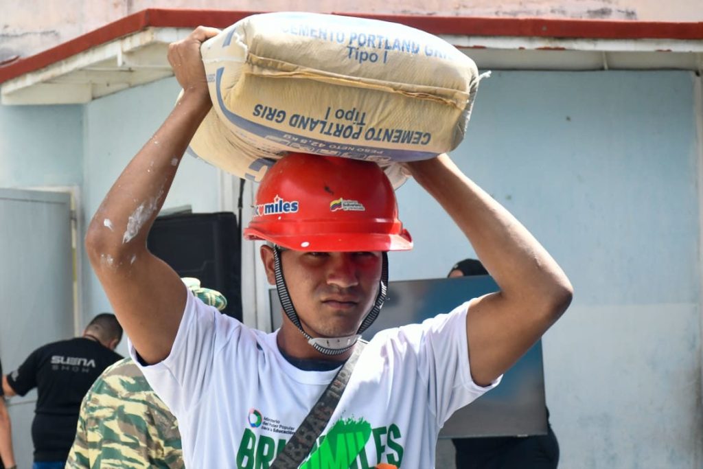 Bricomiles avanzan en las regiones con más escuelas recuperadas
