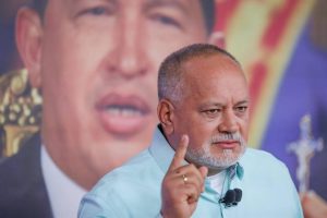 Cabello tilda de insensatos y demagogos a críticos del aumento salarial
