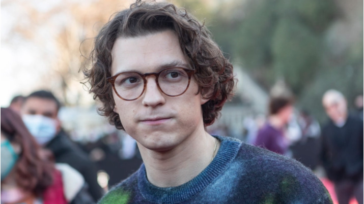 Tom Holland lleva más de un año sobrio y dice que rodar 'The Crowded Room' le llevó a "derretirse un poco en casa