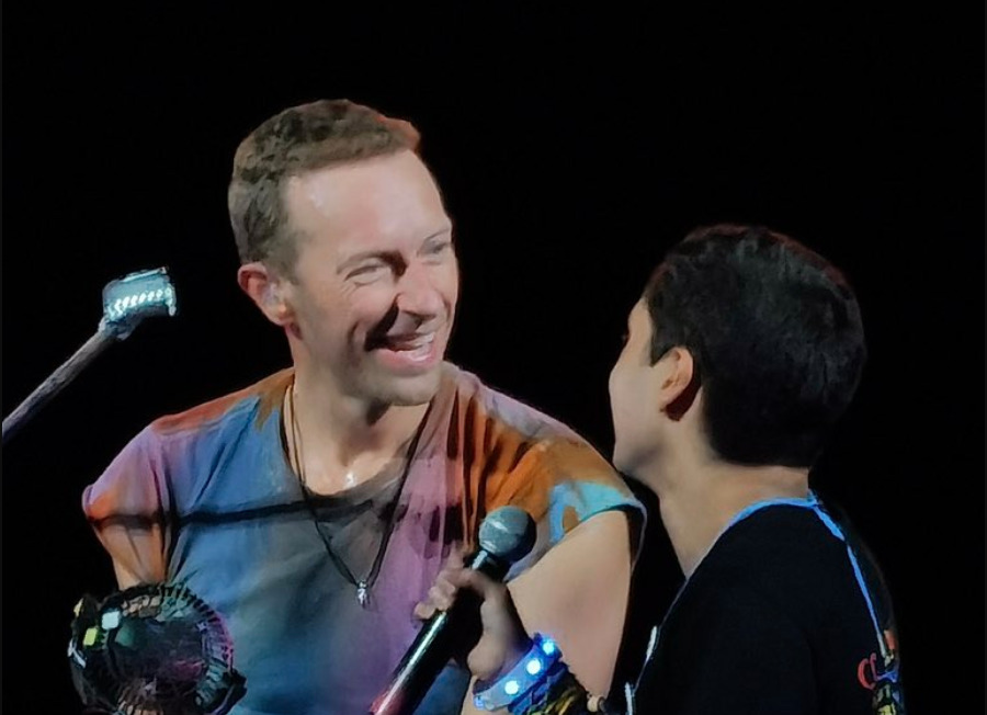 Coldplay le cumplío el sueño a un joven venezolano con autismo en pleno concierto en Barcelona [VIDEO]