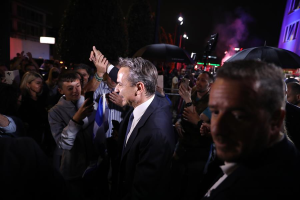 Conservador Mitsotakis saca amplia ventaja en elecciones de Grecia