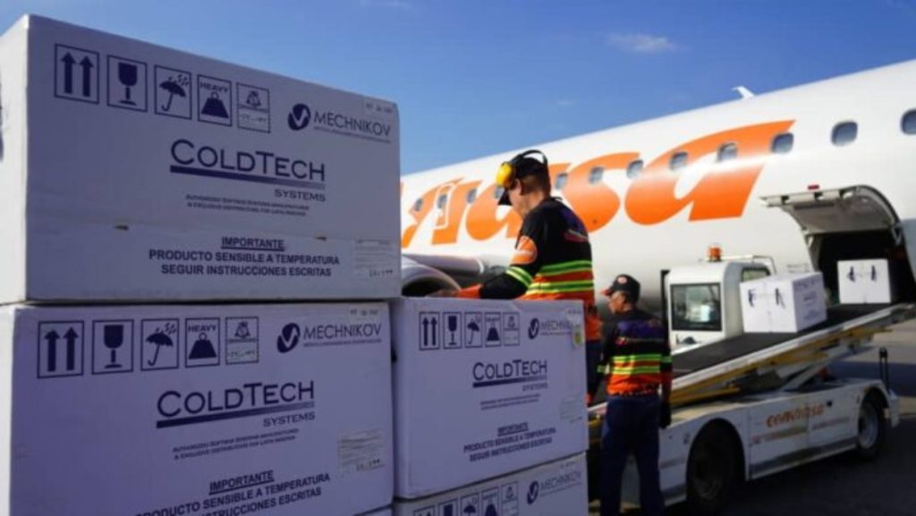 Llegan al país un millón 600 mil vacunas antigripales en dos aviones de Conviasa