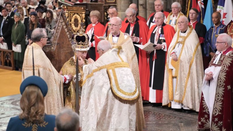 Carlos III ha sido coronado en ceremonia celebrada en la abadía de Westminster de Londres