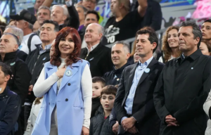Cristina Fernández pide desechar el acuerdo con el FMI en un acto de campaña