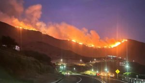Declaran alerta roja en dos comunas chilenas por incendio forestal