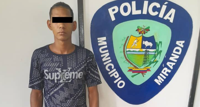 Una pareja fue detenida por encadenar a una niña a su cama