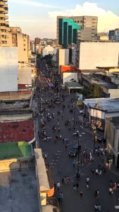 En busca de "un detallito de amor" para mamá en su día