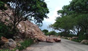 En el Zulia derrumbe de cerro en Misoa obstaculiza paso a El Venado