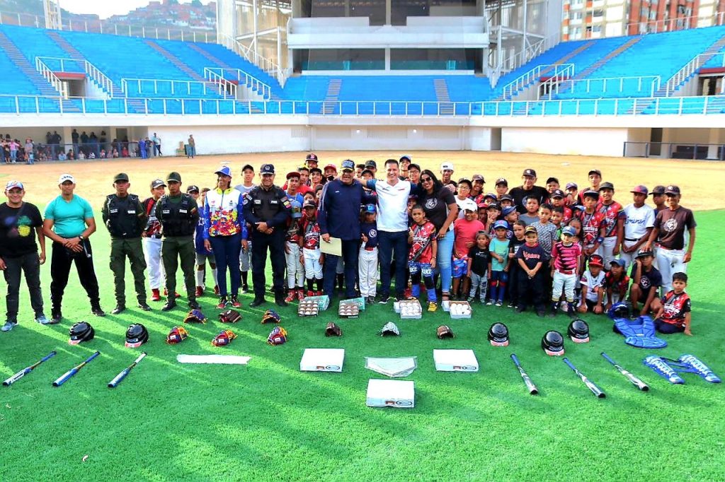 Entregan Estadio Bicentenario a Escuela de Béisbol Gigantes de Caracas