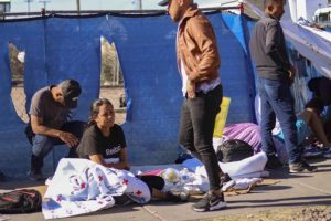 Albergues, autoridades y la Cruz Roja del sur de Estados Unidos se refuerzan para recibir más migrantes