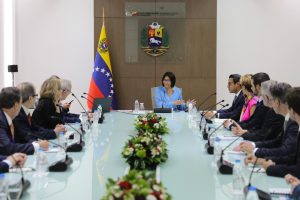 Evalúan alianzas con empresas francesas para diversificar la economía