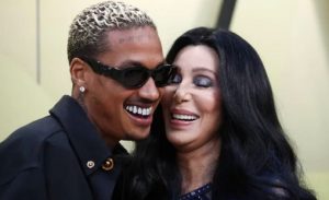 Cher pone fin a su noviazgo con hombre 40 años más joven ????????????